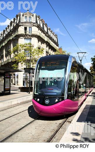 LE TRAMWAY DE LA  VILLE DE  DIJON, COTE D' OR, BOURGOGNE. (21F03711.jpg)