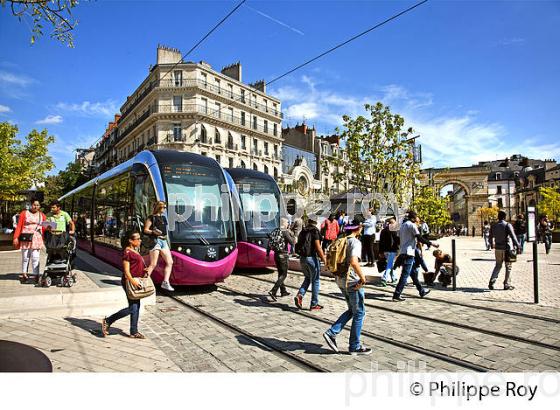 LE TRAMWAY DE LA  VILLE DE  DIJON, COTE D' OR, BOURGOGNE. (21F03713.jpg)