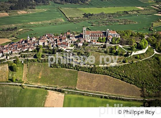 L' ABBAYE  ET LE VILLAGE DE VEZELAY, YONNE,  BOURGOGNE. (21F03738.jpg)