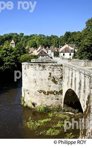 PONT ROMAN SUR LA CREUSE, VILLAGE DE  MOUTIER D' AHUN,  CREUSE, LIMOUSIN. (23F00222.jpg)