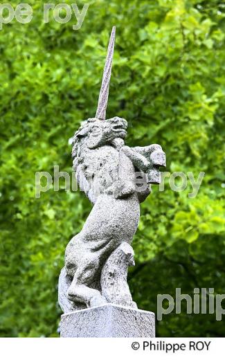 SCULPTURE DE LICORNE, VILLAGE DE  BOUSSAC, CREUSE, LIMOUSIN. (23F00859.jpg)