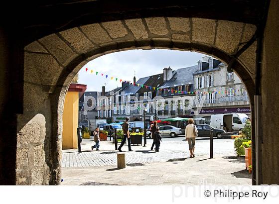 PLACE DU MARCHE,   GUERET, CREUSE, LIMOUSIN. (23F01115.jpg)