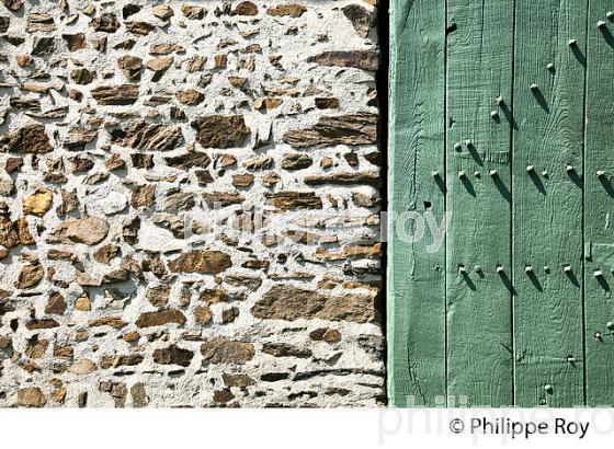 MUR EN PIERRE, VILLAGE DE LA CELLE DUNOISE, VALLEE DES PEINTRES,  CREUSE,  LIMOUSIN. (23F01505.jpg)