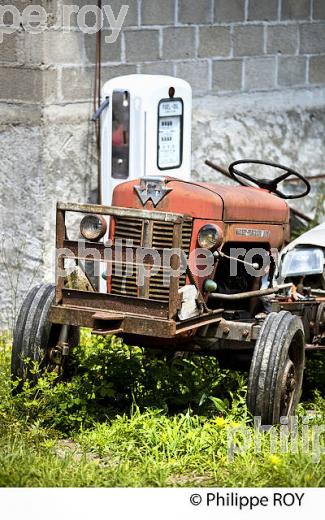 GARAGE EN DESHERENCE, CROZANT, VALLEE DES PEINTRES,  CREUSE,  LIMOUSIN. (23F01617.jpg)