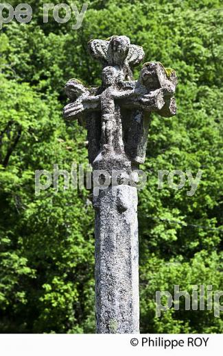 CROIX  EN GRANIT, LES MACONS DE LA CREUSE, GENTIOUX, CREUSE, LIMOUSIN. (23F02022.jpg)