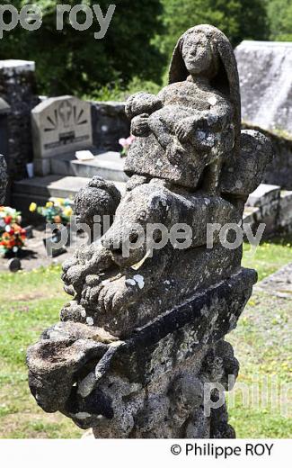 SCULPTURE SUR GRANIT, LES MACONS DE LA CREUSE, GENTIOUX, CREUSE, LIMOUSIN. (23F02030.jpg)