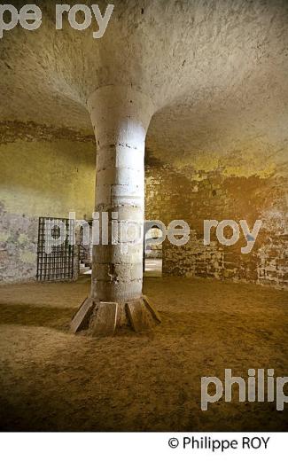 CHATEAU DE HAUTEFORT, VALLEE DE L' AUVEZERE, PERIGORD NOIR, DORDOGNE. (24F01321.jpg)