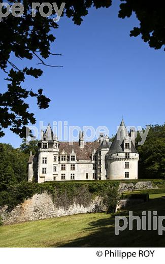 CHATEAU DE PUYGUILHEM,  VILLARS, PERIGORD VERT, DORDOGNE, FRANCE. (24F01934.jpg)