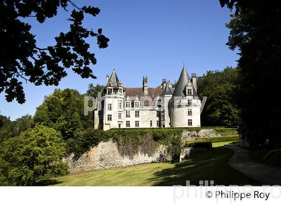 CHATEAU DE PUYGUILHEM,  VILLARS, PERIGORD VERT, DORDOGNE, FRANCE. (24F02002.jpg)
