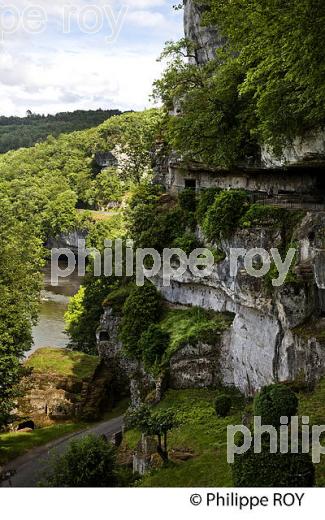 HABITAT TROGLODYTIQUE, ROQUE SAINT CHRISTOPHE, VALLEE DE LA VEZERE, PERIGORD NOIR. (24F03003.jpg)