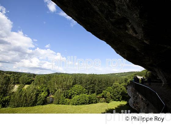 HABITAT TROGLODYTIQUE, ROQUE SAINT CHRISTOPHE, VALLEE DE LA VEZERE, PERIGORD NOIR. (24F03004.jpg)