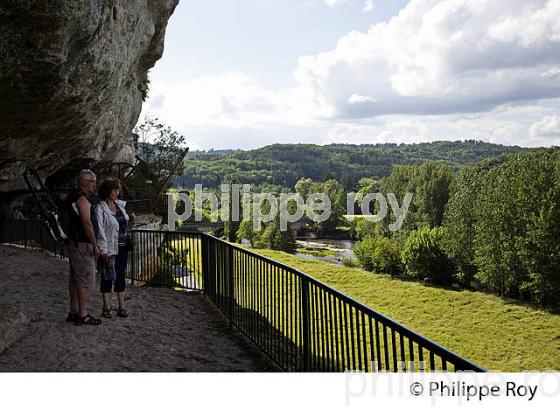 HABITAT TROGLODYTIQUE, ROQUE SAINT CHRISTOPHE, VALLEE DE LA VEZERE, PERIGORD NOIR. (24F03008.jpg)