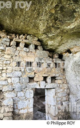HABITAT TROGLODYTIQUE, ROQUE SAINT CHRISTOPHE, VALLEE DE LA VEZERE, PERIGORD NOIR. (24F03012.jpg)
