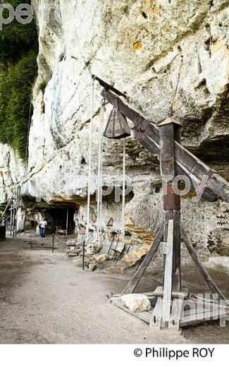 HABITAT TROGLODYTIQUE, ROQUE SAINT CHRISTOPHE, VALLEE DE LA VEZERE, PERIGORD NOIR. (24F03023.jpg)