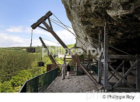 HABITAT TROGLODYTIQUE, ROQUE SAINT CHRISTOPHE, VALLEE DE LA VEZERE, PERIGORD NOIR. (24F03024.jpg)