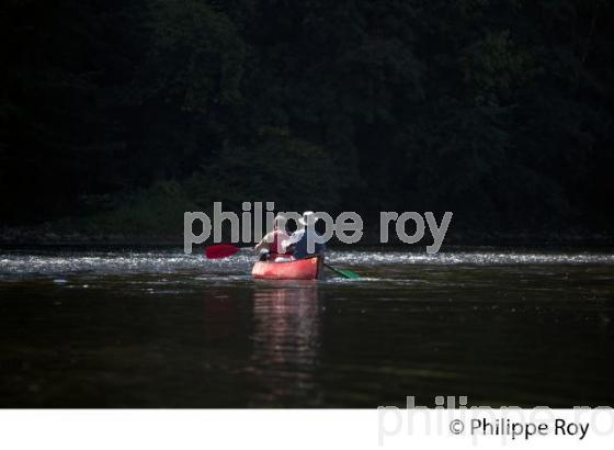 DESCENTE DE LA DORDOGNE EN CANOE, PERIGORD NOIR. (24F03823.jpg)