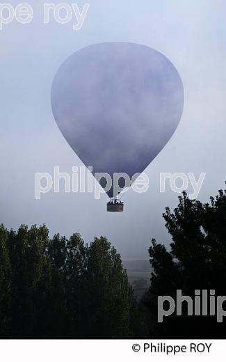 MONTGOLFIERE DANS LA VALLEE DE LA DORDOGNE, PERIGORD NOIR, FRANCE (24F04304.jpg)