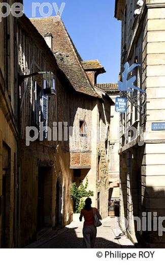 MAISON A COLOMBAGES, VIEUX BERGERAC, PERIGORD, DORDOGNE, FRANCE (24F05135.jpg)