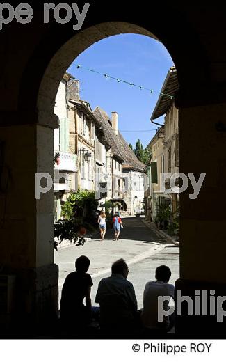 VILLAGE D' ISSIGEAC, PERIGORD POURPRE, DORDOGNE, FRANCE (24F05805.jpg)