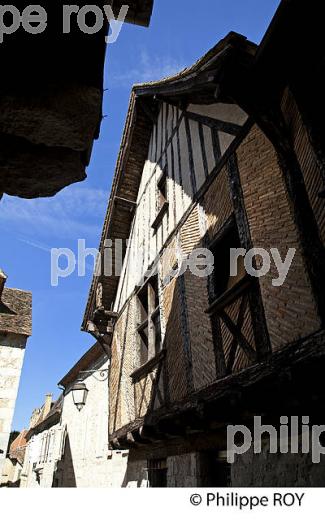 VILLAGE D' ISSIGEAC, PERIGORD POURPRE, DORDOGNE, FRANCE (24F05821.jpg)