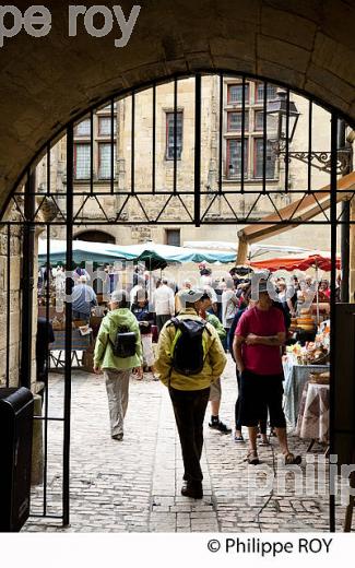 MARCHE, VIEUX SARLAT, PERIGORD, DORDOGNE, FRANCE (24F06021.jpg)