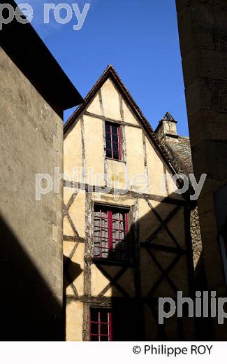 MAISON A COLOMBAGES, VIEUX SARLAT, PERIGORD, DORDOGNE, FRANCE (24F06040.jpg)