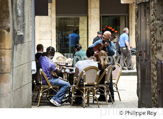 CAFE, VIEUX SARLAT, PERIGORD, DORDOGNE, FRANCE (24F06111.jpg)