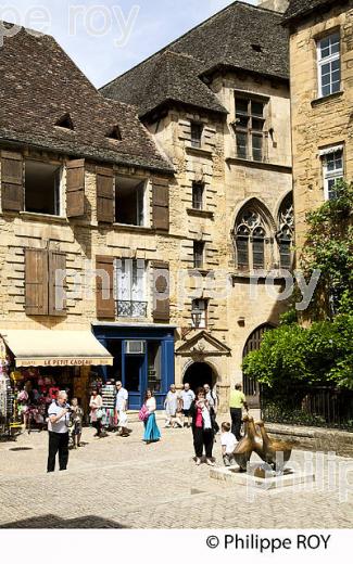 PLACE DU MARCHE AUX OIES, VIEUX SARLAT, PERIGORD, DORDOGNE, FRANCE (24F06213.jpg)