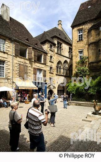 PLACE DU MARCHE AUX OIES, VIEUX SARLAT, PERIGORD, DORDOGNE, FRANCE (24F06214.jpg)