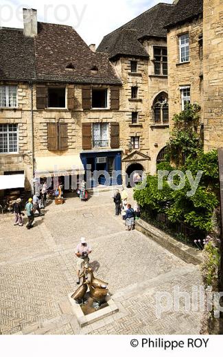 PLACE DU MARCHE AUX OIES, VIEUX SARLAT, PERIGORD, DORDOGNE, FRANCE (24F06215.jpg)