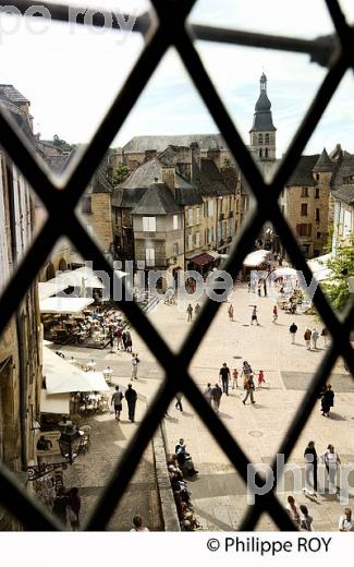 PLACE DE LA LIBERTE, VIEUX SARLAT, PERIGORD, DORDOGNE, FRANCE (24F06221.jpg)