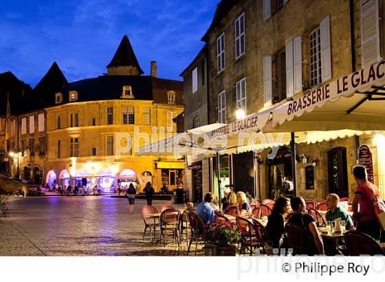 PLACE DE LA LIBERTE, VIEUX SARLAT, PERIGORD, DORDOGNE, FRANCE (24F06307.jpg)