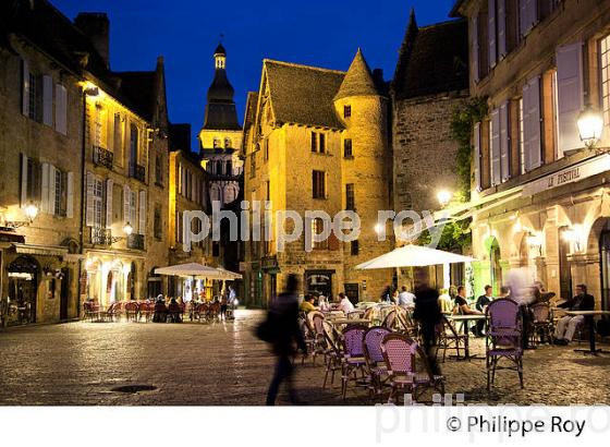 PLACE DE LA LIBERTE, VIEUX SARLAT, PERIGORD, DORDOGNE, FRANCE (24F06308.jpg)