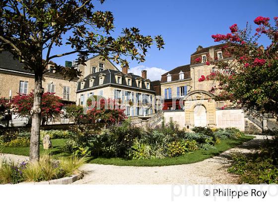 SQUARE DU 8 MAI, SARLAT, PERIGORD, DORDOGNE, FRANCE (24F06312.jpg)