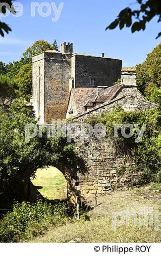 VILLAGE FORTIFIE DE MONTFERRAND DU PERIGORD,  PERIGORD POURPRE, DORDOGNE. (24F06420.jpg)