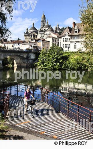 CYCLISTE, VOIE VERTE DU GRAND PERIGUEUX, VALLEE DE L' ISLE,  DORDOGNE. (24F08921.jpg)