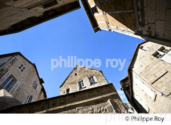 RUE SAINT ROCH,  CITE MEDIEVALE   DE PERIGUEUX, DORDOGNE. (24F09216.jpg)