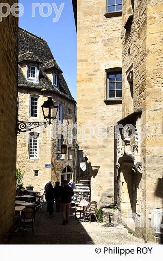 RUE DE LA SALAMANDRE, SARLAT , PERIGORD NOIR , VALLEE DE LA  DORDOGNE. (24F09501.jpg)