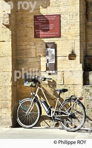 VELO ELECTRIQUE,  VILLE DE SARLAT , PERIGORD NOIR , VALLEE DE LA  DORDOGNE. (24F09537.jpg)