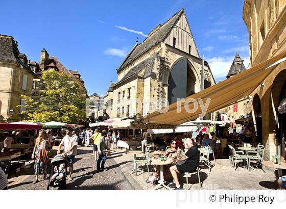 LE MARCHE ET EGLISE SAINTE MARIE, SARLAT , PERIGORD NOIR , VALLEE DE LA  DORDOGNE. (24F09620.jpg)