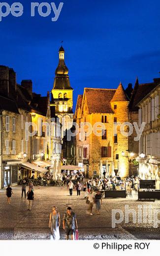 PLACE DE LA LIBERTE, SARLAT , PERIGORD NOIR , VALLEE DE LA  DORDOGNE. (24F09628.jpg)
