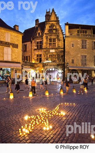 PLACE DE PEYROU, VILLE DE  SARLAT , PERIGORD NOIR , VALLEE DE LA  DORDOGNE. (24F09629.jpg)