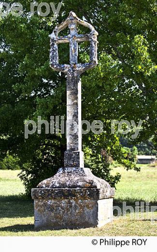CROIX DES TEMPLIERS, SERGEAC,  VALLEE DE LA VEZERE, DORDOGNE. (24F10118.jpg)