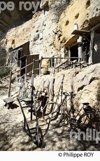 GROTTE ROC DE CAZELLEE, LES EYZIES, VALLEE VEZERE, PERIGORD NOIR, DORDOGNE. (24F10619.jpg)