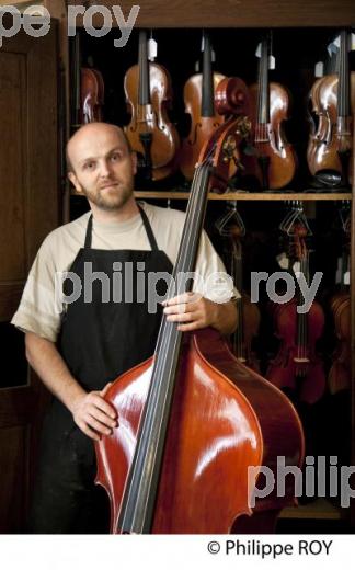 ATELIER DE LUTHERIE, BESANCON, DOUBS, FRANCE (25F00240.jpg)