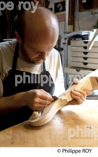 ATELIER DE LUTHERIE, BESANCON, DOUBS, FRANCE (25F00301.jpg)