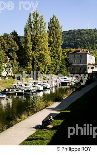 TOURISME FLUVIAL SUR LE DOUBS, BESANCON, FRANCE (25F00411.jpg)