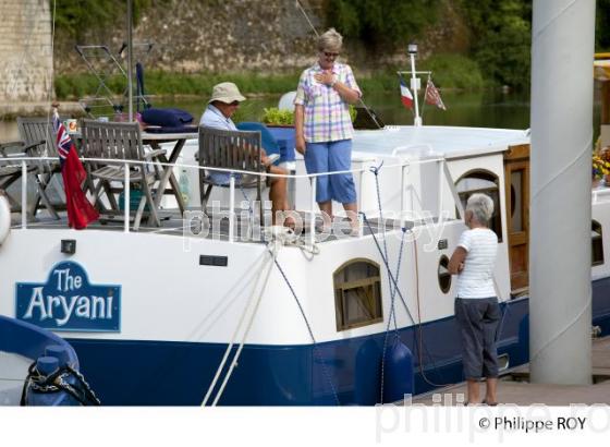 TOURISME FLUVIAL SUR LE DOUBS, BESANCON, FRANCE (25F00416.jpg)