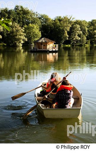 CABANE SUR UN LAC, VALLEE DE L'OGNON, DOUBS, FRANCE (25F01014.jpg)