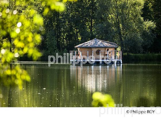 CABANE SUR UN LAC, VALLEE DE L'OGNON, DOUBS, FRANCE (25F01016.jpg)